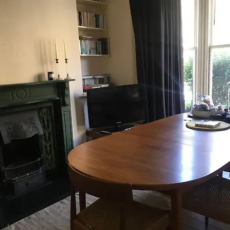 Stylish Two Large Double Bedroom House In With On Street Parking