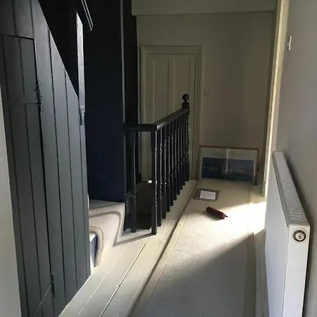 Stylish Two Large Double Bedroom House In With On Street Parking