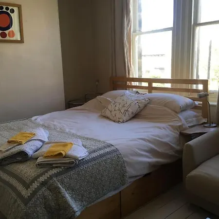 Stylish Two Large Double Bedroom House In With On Street Parking Harrogate