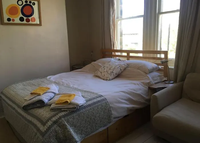 Stylish Two Large Double Bedroom House In With On Street Parking Harrogate