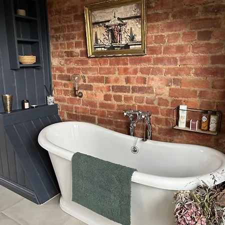 Prázdninový dům Stylish Two Large Double Bedroom House In With On Street Parking *