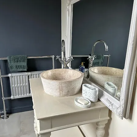 Stylish Two Large Double Bedroom House In With On Street Parking